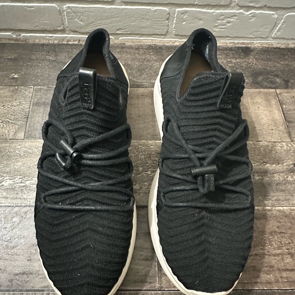 Ugg Kinney sneakers women’s 9.5